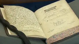W bibliotece znaleziono w sumie 33 książki z księgozbioru braci Grimm
