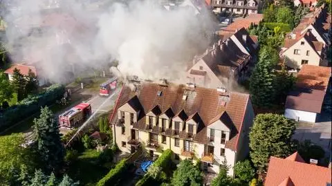 Pożar budynku wielorodzinnego w Śremie, ogień strawił dach