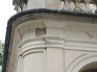 Z tarasu odpadał tynk 