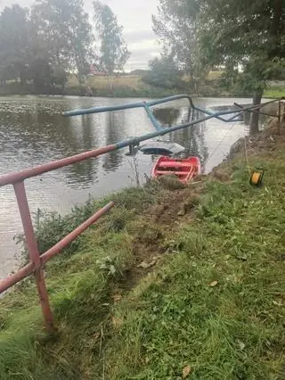 Samochód wpadł do stawu w Kuczewoli