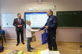 Pieniądze znalazł na chodniku
