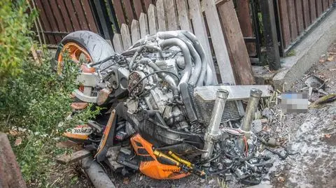 Wrak motocykla wpadł na pobliską posesję