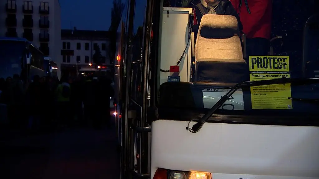 Manifestacja przed MEN. Nauczyciele z Krakowa jadą do Warszawy