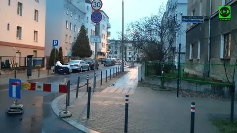 W środku miasta zapadła się jezdnia. Awarii nie usuną, zanim nie znikną auta