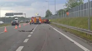 Wypadek samochodu osobowego i autokaru na autostradzie A4