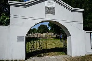 Macewy przeniesiono na cmentarz 