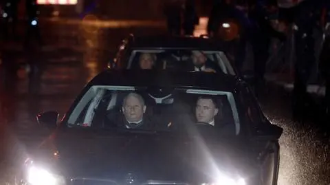 Prezes PiS odwiedził grób brata i bratowej. W tle okrzyki będziesz siedział (wideo archiwalne)