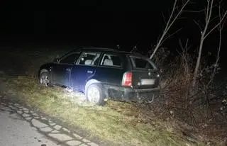 Wjechał "pożyczoną" skodą do rowu