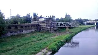 Pierwsza część kładki już stoi