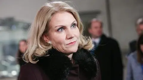 "Usiadł obok mnie i pod stołem chwycił za udo". Była premier Danii oskarża byłego prezydenta Francji