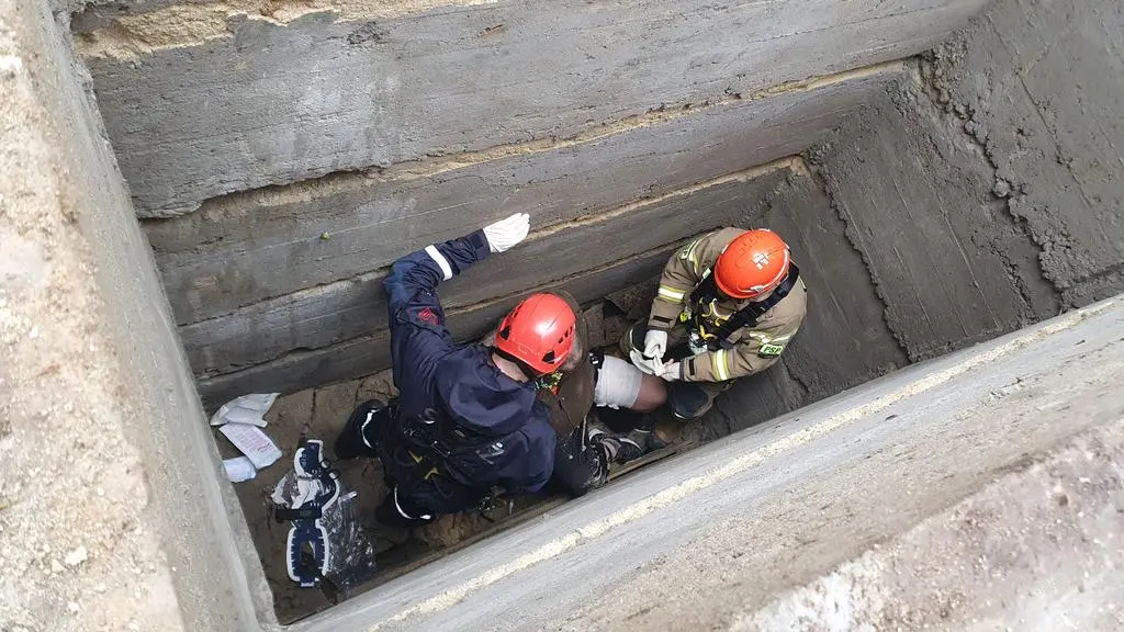 Strażacy pomogli mężczyźnie, który wpadł do grobu