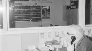 Pracownik Dworca Głównego PKP w 1975 r