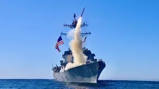Pocisk Tomahawk wystrzeliwany z niszczyciela rakietowego USS Chafee