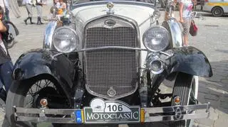 Zabytkowy ford na rynku