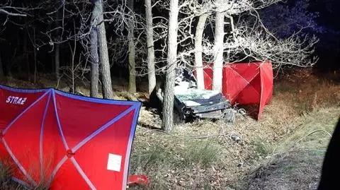 Auto wypadło z drogi i uderzyło w drzewo. Zginęły dwie osoby