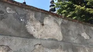 Niewybuchy w ogrodzeniu i murach kościoła