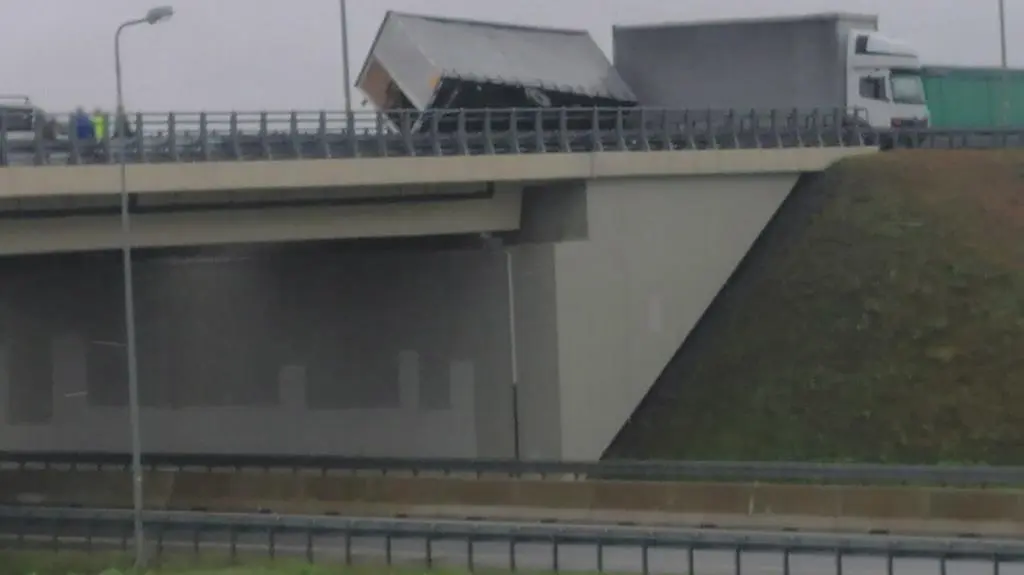 Wiatr zdmuchnął przyczepę wjechał w nią bus. Ranne dwie osoby