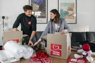 Mikołaj Roznerski i Karolina Gorczyca przygotowują Szlachetną Paczkę