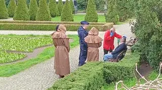 Scenariusz zakłada, że trzy osoby miały kontakt z niebezpieczną substancją