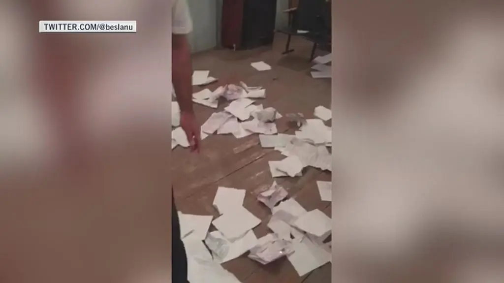 Wybory w Rosji. Zniszczona urna, karty na ziemi