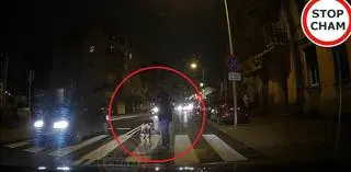 Kierowcy zignorowali pieszą na przejściu w Kaliszu