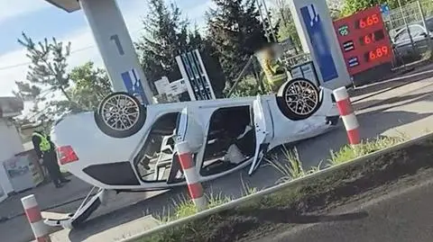 Dachowanie na stacji benzynowej. Jak to się stało?