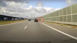 Wyprzedzał pasem awaryjnym A2. Prawie potrącił pieszych