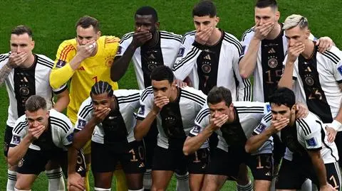 Niezwykły protest Niemców. "Zakazanie opaski jak zamknięcie nam ust"