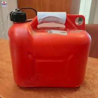 Niósł kanister z paliwem 