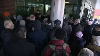 Kolejka osób czekających na szczepienie