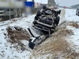 Samochód w rowie w miejscowości Wiązowna