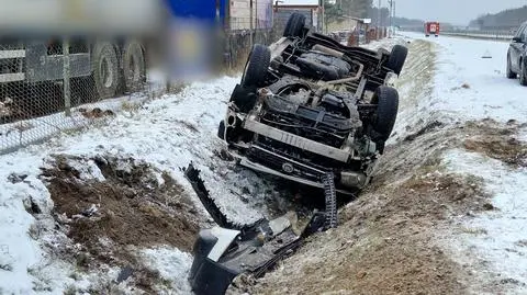 Bus dachował na drodze serwisowej 