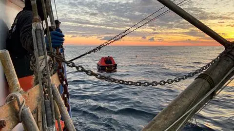 "Wciągnęliśmy go na pokład. Uściskał mnie mocno". Rybak odnaleziony po dwóch tygodniach