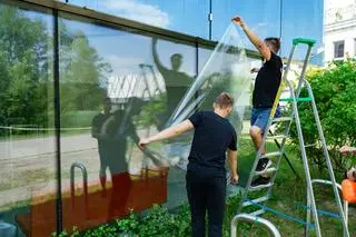 Folia ma uchronić ptaki przed zderzeniem ze ścianą