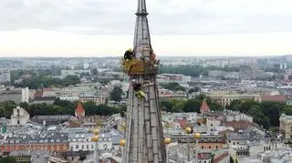 Zdejmowanie korony z wieży bazyliki Mariackiej w Krakowie