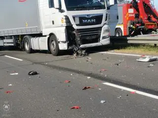 Motocyklista jechał pod prąd i zderzył się z samochodem ciężarowym