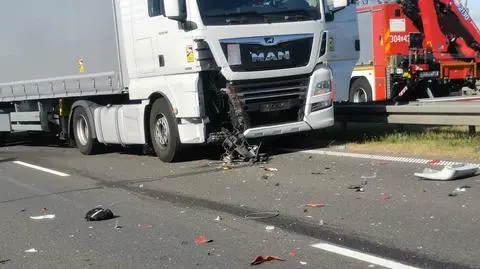 Motocyklista jechał pod prąd i zderzył się z samochodem ciężarowym