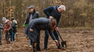 Jacek Jaśkowiak sadzący drzewo