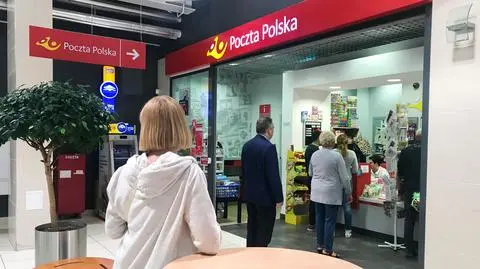 bialystok poczta polska ludzie shutterstock_1411337372