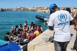 Migranci dobijają do brzegu Lampedusy, Włochy