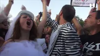 Tak protestowali nowożeńcy w parku Gezi