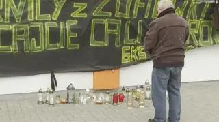 Mieszkańcy zapalają znicze przed kopalnią Zofiówka