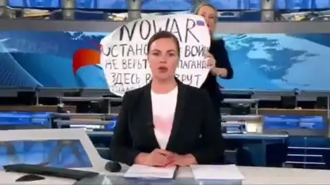 "No war" za plecami prezenterki. Protest w rosyjskiej telewizji przeciwko wojnie 