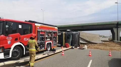 Tir przewrócił się na autostradzie. Wysypały się zręby drewna i wylało paliwo