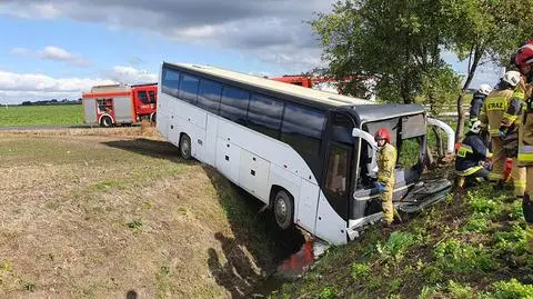 Autobus z przedszkolakami wjechał do rowu. 14 dzieci w szpitalu