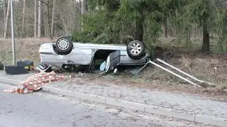 Mężczyźni wydostali się z pojazdu przez okno w drzwiach kierowcy