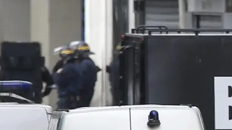 Szykowano ataki na lotnisko i centrum handlowe w Paryżu