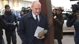 Kolejne rozmowy na temat powołania rządu. W siedzibie PiS Szałamacha, Kempa i Macierewicz