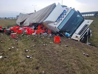 Tir wjechał do rowu, ładunek wysypał się z pojazdu
