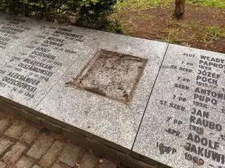 Łącznie zniknęło 17 metalowych tablic